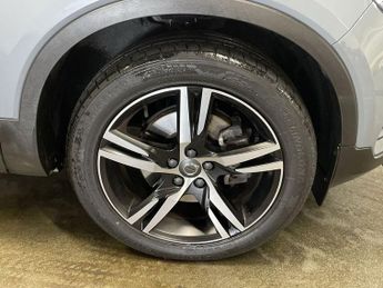 VOLVO XC40 2.0 B4 MHEV R-Design SUV 5dr Petrol Hybrid Auto Euro 6 (s/s) (19