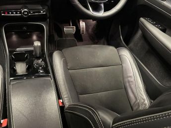 VOLVO XC40 2.0 B4 MHEV R-Design SUV 5dr Petrol Hybrid Auto Euro 6 (s/s) (19