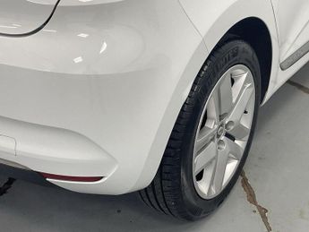 RENAULT CLIO 1.0 TCe Play Hatchback 5dr Petrol Manual Euro 6 (s/s) (100 ps) -