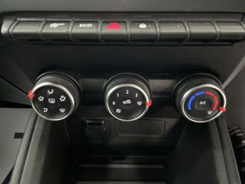 RENAULT CLIO 1.0 TCe Play Hatchback 5dr Petrol Manual Euro 6 (s/s) (100 ps) -