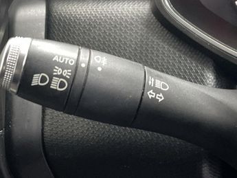 RENAULT CLIO 1.0 TCe Play Hatchback 5dr Petrol Manual Euro 6 (s/s) (100 ps) -