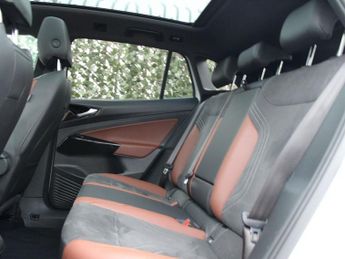 VOLKSWAGEN ID.4 Pro Performance 77kWh Family SUV 5dr Electric Auto (204 ps)