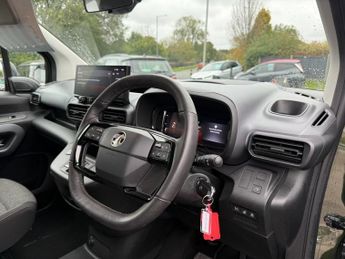 VAUXHALL Combo Life Electric 52kWh Ultimate XL MPV 5dr Electric Auto (7.4kW Charger) (136 ps)