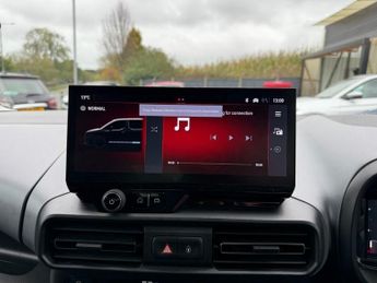 VAUXHALL Combo Life Electric 52kWh Ultimate XL MPV 5dr Electric Auto (7.4kW Charger) (136 ps)