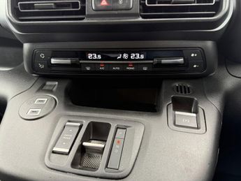 VAUXHALL Combo Life Electric 52kWh Ultimate XL MPV 5dr Electric Auto (7.4kW Charger) (136 ps)