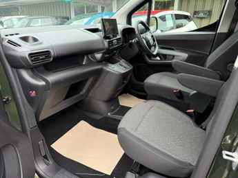 VAUXHALL Combo Life Electric 52kWh Ultimate XL MPV 5dr Electric Auto (7.4kW Charger) (136 ps)