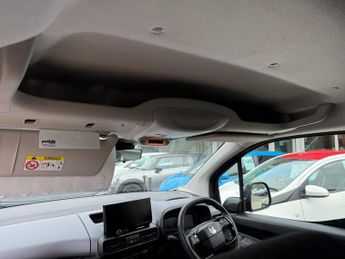 VAUXHALL Combo Life Electric 52kWh Ultimate XL MPV 5dr Electric Auto (7.4kW Charger) (136 ps)