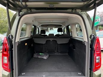VAUXHALL Combo Life Electric 52kWh Ultimate XL MPV 5dr Electric Auto (7.4kW Charger) (136 ps)