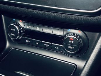 MERCEDES-BENZ GLA 2.1 GLA220d AMG Line (Premium Plus) SUV 5dr Diesel 7G-DCT 4MATIC