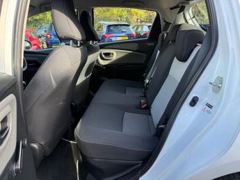 TOYOTA YARIS 1.5 VVT-h Icon Tech Hatchback 5dr Petrol Hybrid E-CVT Euro 6 (s/