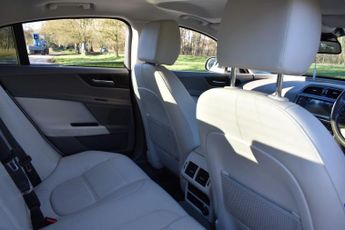JAGUAR XE 2.0d Prestige Saloon 4dr Diesel Auto AWD Euro 6 (s/s) (180 ps)
