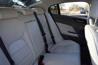 JAGUAR XE 2.0d Prestige Saloon 4dr Diesel Auto AWD Euro 6 (s/s) (180 ps)