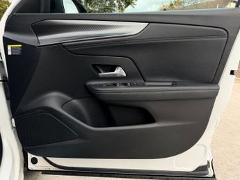 VAUXHALL MOKKA ELECTRIC 50kWh SRi Nav Premium SUV 5dr Electric Auto (136 ps)