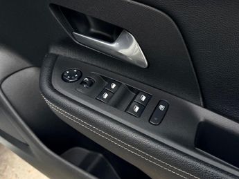 VAUXHALL MOKKA ELECTRIC 50kWh SRi Nav Premium SUV 5dr Electric Auto (136 ps)