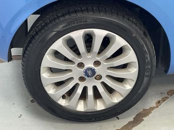 FORD KA 1.2 Zetec Hatchback 3dr Petrol Manual Euro 5 (s/s) (69 ps) - AA 