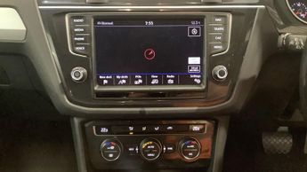 VOLKSWAGEN TIGUAN 2.0 TDI BlueMotion Tech SE Navigation SUV 5dr Diesel DSG 4Motion