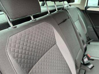 VOLKSWAGEN TIGUAN 2.0 TDI BlueMotion Tech SE Navigation SUV 5dr Diesel DSG 4Motion