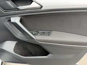 VOLKSWAGEN TIGUAN 2.0 TDI BlueMotion Tech SE Navigation SUV 5dr Diesel DSG 4Motion