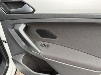 VOLKSWAGEN TIGUAN 2.0 TDI BlueMotion Tech SE Navigation SUV 5dr Diesel DSG 4Motion