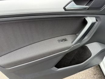 VOLKSWAGEN TIGUAN 2.0 TDI BlueMotion Tech SE Navigation SUV 5dr Diesel DSG 4Motion