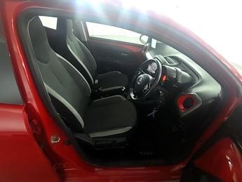 TOYOTA AYGO 1.0 VVT-i x-play Hatchback 5dr Petrol x-shift Euro 6 (Safety Sen