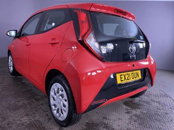 TOYOTA AYGO 1.0 VVT-i x-play Hatchback 5dr Petrol x-shift Euro 6 (Safety Sen