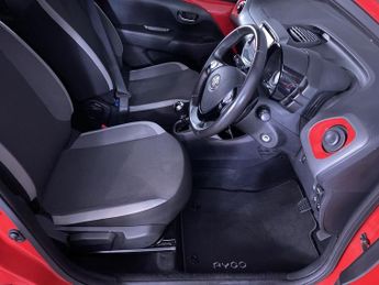 TOYOTA AYGO 1.0 VVT-i x-play Hatchback 5dr Petrol x-shift Euro 6 (Safety Sen