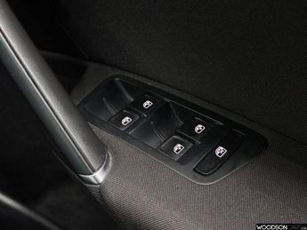 VOLKSWAGEN E-GOLF 35.8kWh e-Golf Hatchback 5dr Electric Auto (136 ps)