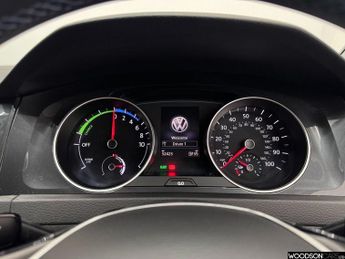 VOLKSWAGEN E-GOLF 35.8kWh e-Golf Hatchback 5dr Electric Auto (136 ps)