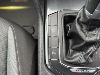 VOLKSWAGEN TIGUAN 2.0 TDI SE Navigation SUV 5dr Diesel DSG 4Motion Euro 6 (s/s) (1