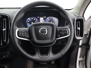 VOLVO XC40 1.5 T3 Momentum SUV 5dr Petrol Auto Euro 6 (s/s) (163 ps)