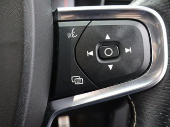 VOLVO XC40 1.5 T3 R-Design SUV 5dr Petrol Auto Euro 6 (s/s) (163 ps)