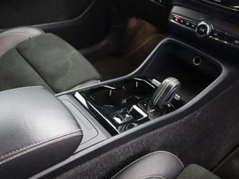 VOLVO XC40 1.5 T3 R-Design SUV 5dr Petrol Auto Euro 6 (s/s) (163 ps)