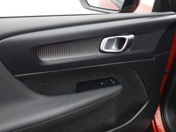 VOLVO XC40 1.5 T3 R-Design SUV 5dr Petrol Auto Euro 6 (s/s) (163 ps)