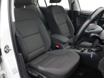VOLKSWAGEN E-GOLF 35.8kWh e-Golf Hatchback 5dr Electric Auto (136 ps)