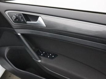 VOLKSWAGEN E-GOLF 35.8kWh e-Golf Hatchback 5dr Electric Auto (136 ps)