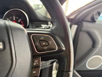 LAND ROVER RANGE ROVER EVOQUE 2.0 TD4 SE Tech SUV 5dr Diesel Auto 4WD Euro 6 (s/s) (180 ps)