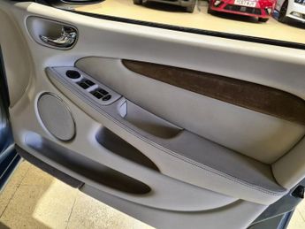 JAGUAR X-TYPE 2.5 V6 SE Saloon 4dr Petrol Automatic (AWD) (244 g/km, 194 bhp)