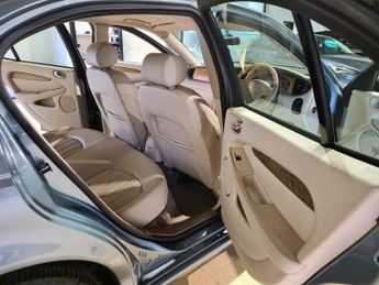 JAGUAR X-TYPE 2.5 V6 SE Saloon 4dr Petrol Automatic (AWD) (244 g/km, 194 bhp)