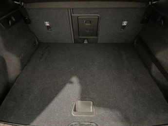 VOLVO XC40 2.0 D3 R-Design SUV 5dr Diesel Auto Euro 6 (s/s) (150 ps)