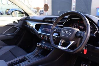 AUDI Q3 1.5 TFSI COD 35 BLACK EDITION