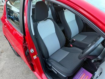 TOYOTA YARIS 1.5 VVT-h Icon Tech Hatchback 5dr Petrol Hybrid E-CVT Euro 6 (s/