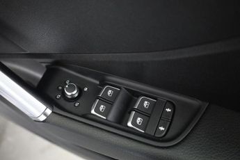 AUDI Q2 1.6 TDI 30 S line SUV 5dr Diesel S Tronic Euro 6 (s/s) (116 ps)