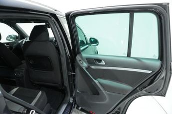 VOLKSWAGEN TIGUAN 2.0 TDI BlueMotion Tech R-Line SUV 5dr Diesel DSG 4WD Euro 5 (s/