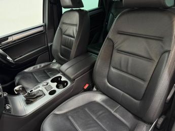 VOLKSWAGEN TOUAREG 3.0 TDI V6 BlueMotion Tech R-Line SUV 5dr Diesel Tiptronic 4WD E