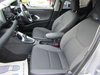 TOYOTA YARIS 1.5 VVT-h Design Hatchback 5dr Petrol Hybrid E-CVT Euro 6 (s/s) 