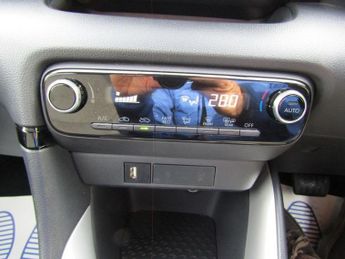 TOYOTA YARIS 1.5 VVT-h Design Hatchback 5dr Petrol Hybrid E-CVT Euro 6 (s/s) 