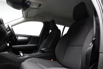 VOLVO XC40 1.5 T3 Momentum SUV 5dr Petrol Auto Euro 6 (s/s) (163 ps)