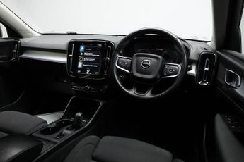 VOLVO XC40 1.5 T3 Momentum SUV 5dr Petrol Auto Euro 6 (s/s) (163 ps)