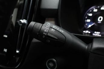 VOLVO XC40 1.5 T3 Momentum SUV 5dr Petrol Auto Euro 6 (s/s) (163 ps)